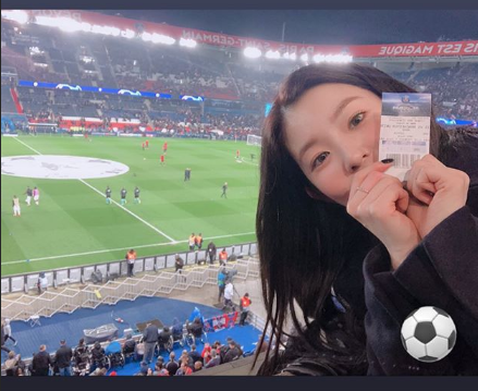 Chỉ với một bức hình check-in xem trận bóng đá ở Pháp, nữ thần Irene đã bị netizen phán ngay 100% có-bạn-trai - Ảnh 1.