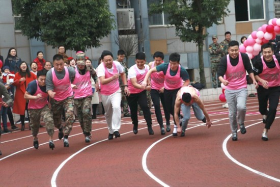 Mang giày cao gót 8 phân, các thầy giáo chạy thục mạng để giành quà 8/3 cho cô giáo trong trường - Ảnh 5.