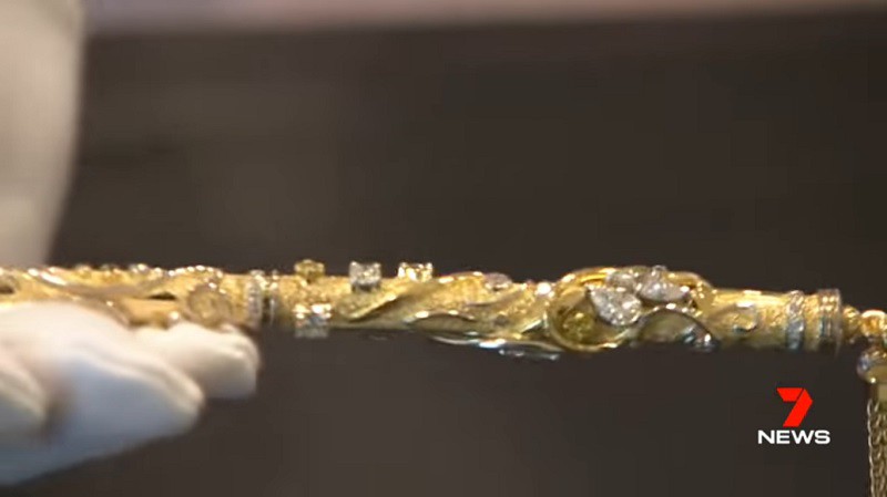 Đ&acirc;y l&agrave; đ&ocirc;i đũa đắt nhất thế giới: L&agrave;m từ v&agrave;ng 18K, khảm kim cương v&agrave; ngọc trai, gi&aacute; b&aacute;n lẻ 3,2 tỷ đồng - Ảnh 2.