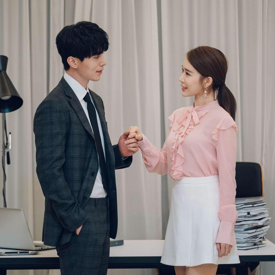 Lee Dong Wook dùng son dưỡng đắt gấp đôi son của Yoo In Na trong phim mới - Ảnh 2.