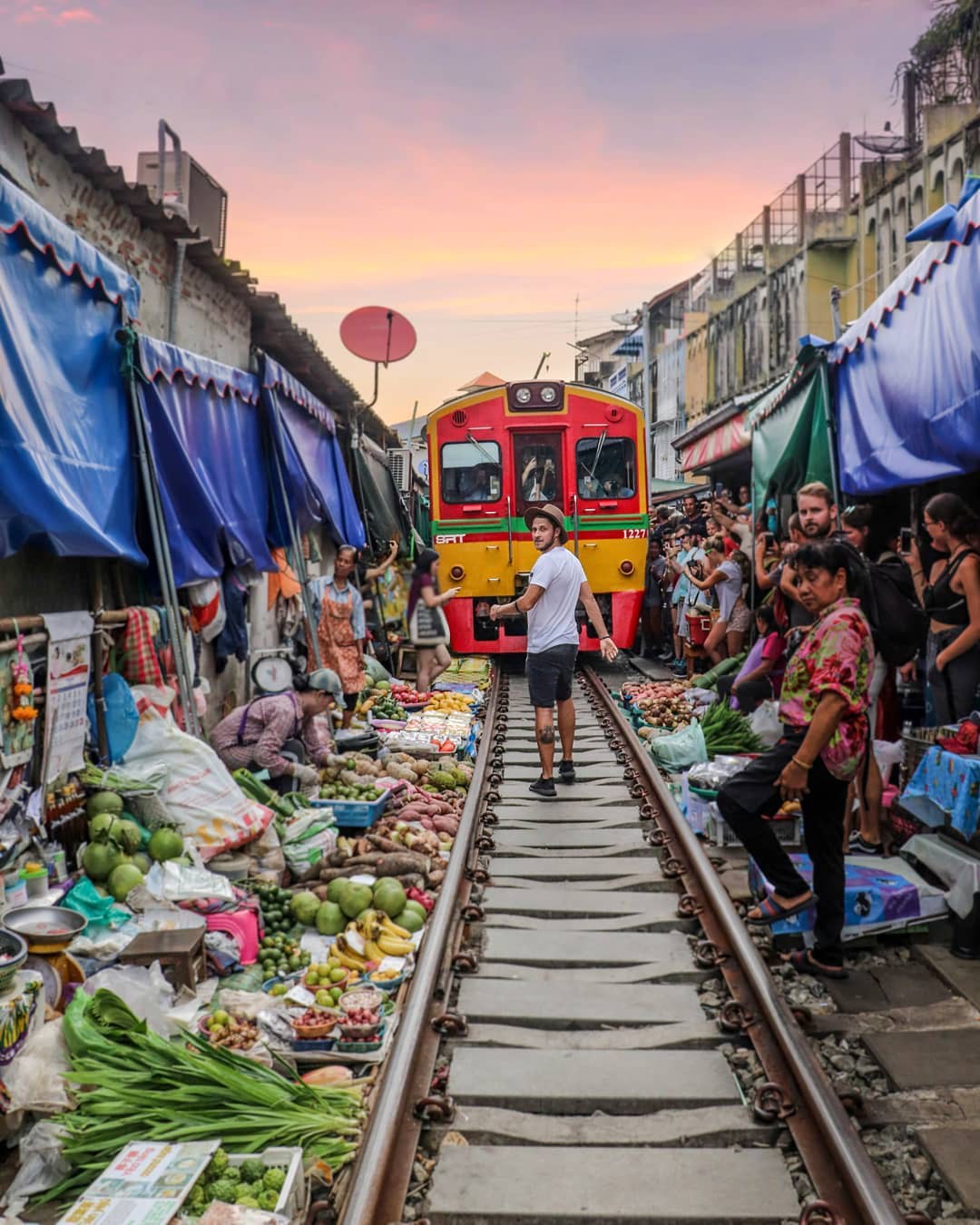 Đã dò ra đường đến khu chợ đường ray độc nhất vô nhị nằm ở ngoại ô Bangkok - Ảnh 3. Đã dò ra đường đến khu chợ đường ray độc nhất vô nhị nằm ở ngoại ô Bangkok - Ảnh 3.