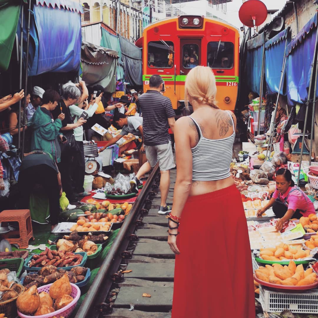 Đã dò ra đường đến khu chợ đường ray độc nhất vô nhị nằm ở ngoại ô Bangkok - Ảnh 5. Đã dò ra đường đến khu chợ đường ray độc nhất vô nhị nằm ở ngoại ô Bangkok - Ảnh 5.