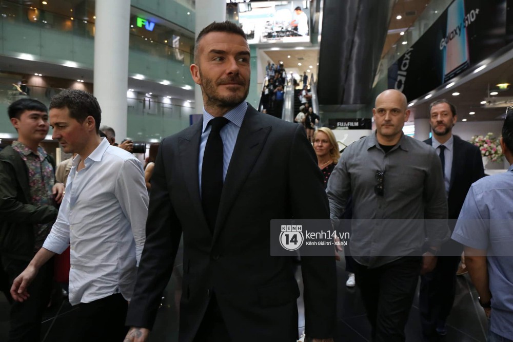 Clip độc quyền: David Beckham được bảo vệ nghiêm ngặt, diện vest lịch lãm tại họp báo ở Việt Nam - Ảnh 3. Clip độc quyền: David Beckham được bảo vệ nghiêm ngặt, diện vest lịch lãm tại họp báo ở Việt Nam - Ảnh 3.
