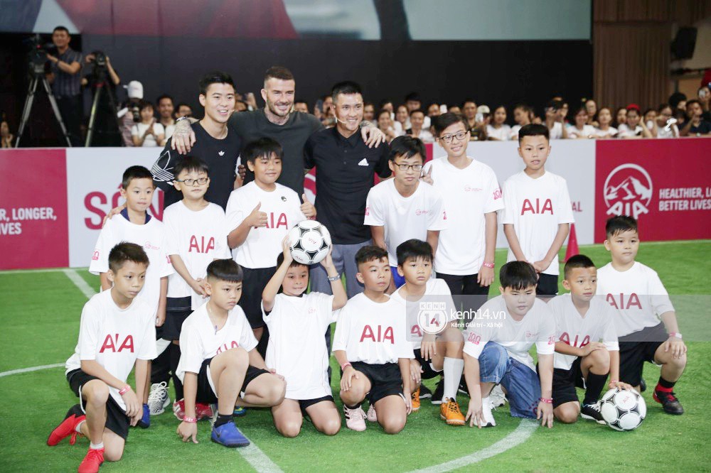 Khoảnh khắc hiếm có: Lần đầu tiên David Beckham, Công Vinh, Duy Mạnh hội ngộ trong một khung hình - Ảnh 1. Khoảnh khắc hiếm có: Lần đầu tiên David Beckham, Công Vinh, Duy Mạnh hội ngộ trong một khung hình - Ảnh 1.