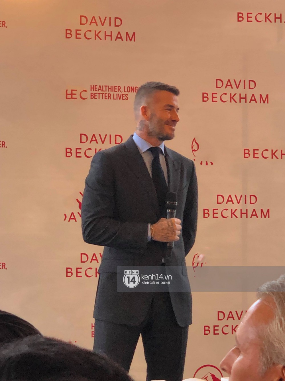 Clip độc quyền: David Beckham được bảo vệ nghiêm ngặt, diện vest lịch lãm tại họp báo ở Việt Nam - Ảnh 2. Clip độc quyền: David Beckham được bảo vệ nghiêm ngặt, diện vest lịch lãm tại họp báo ở Việt Nam - Ảnh 2.