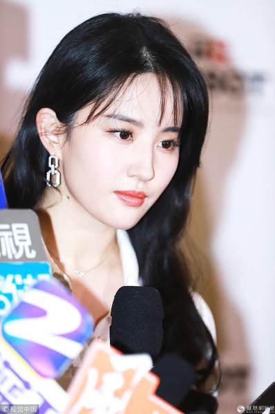 Thay đổi kiểu tóc, Lưu Diệc Phi trở lại thời kỳ đỉnh cao nhan sắc một cách ngoạn mục! - Ảnh 7. Thay đổi kiểu tóc, Lưu Diệc Phi trở lại thời kỳ đỉnh cao nhan sắc một cách ngoạn mục! - Ảnh 7.