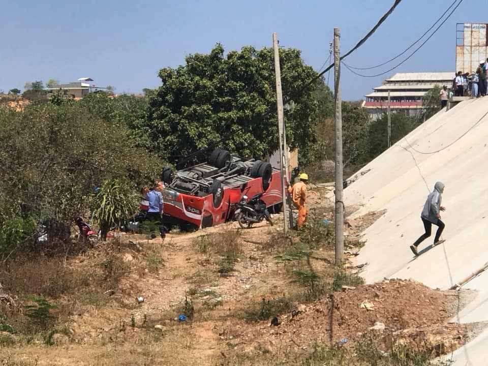 Xe khách rơi xuống vực ở Bình Thuận, nhiều hành khách ngoại quốc nhập viện cấp cứu - Ảnh 2. Xe khách rơi xuống vực ở Bình Thuận, nhiều hành khách ngoại quốc nhập viện cấp cứu - Ảnh 2.