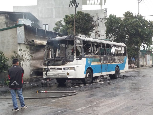 Xe ô tô chở công nhân bất ngờ bốc cháy dữ dội - Ảnh 2.
