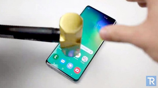 Tra tấn dã man Galaxy S10+ bằng dao và búa: Còn cơ hội nào để sống sót? - Ảnh 1.