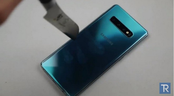 Tra tấn dã man Galaxy S10+ bằng dao và búa: Còn cơ hội nào để sống sót? - Ảnh 2.