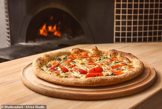 Mê pizza, người dân Nigeria gọi ship thẳng bằng máy bay từ Anh sang ăn cho bõ - Ảnh 2.