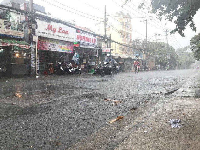 Người Sài Gòn đón mưa vàng, được giải nhiệt sau những ngày nắng nóng với tia cực tím cao - Ảnh 6.