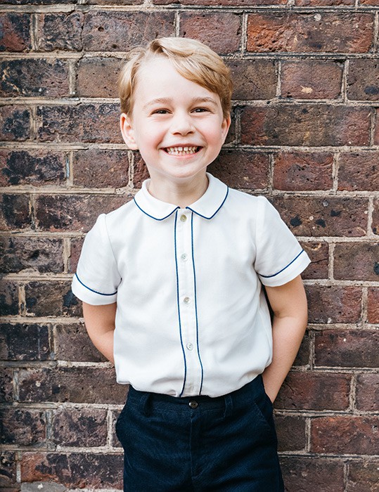Ngược dòng thời gian để ngắm nhìn vẻ xinh xắn đáng yêu của các tiểu công chúa, tiểu hoàng tử Hoàng gia Anh ở tuổi lên 5 - Ảnh 2.