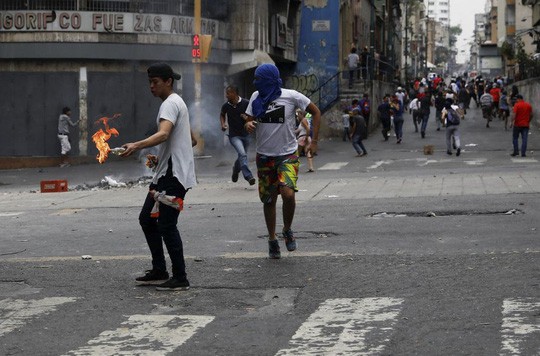  Venezuela: Người dân phóng hỏa gần dinh tổng thống vì mất điện  - Ảnh 4.