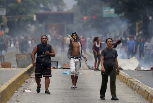  Venezuela: Người dân phóng hỏa gần dinh tổng thống vì mất điện  - Ảnh 8.