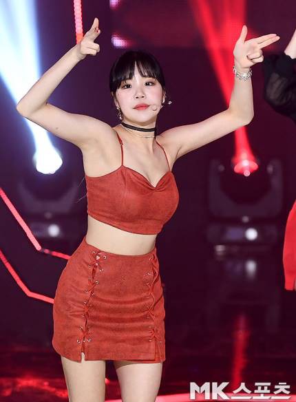 Được khen xinh đẹp chưa bao lâu, nữ idol xấu nhất lịch sử Kpop lại bị chê bai vì ăn mặc sexy  - Ảnh 2.