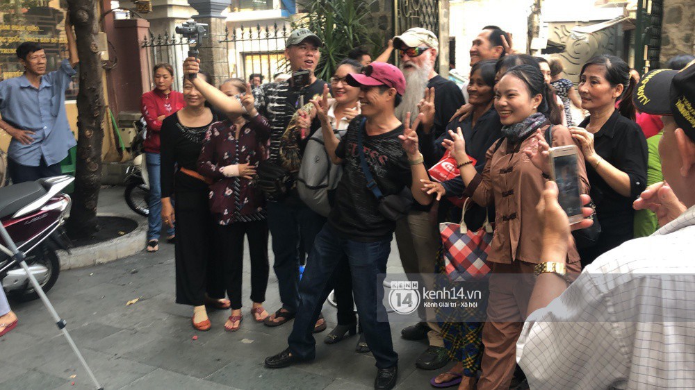 Bên cạnh nỗi buồn tiếc thương cho những người nghệ sĩ quá cố là sự nhẫn tâm của đám đông livestream đầy xấu xí - Ảnh 3. Bên cạnh nỗi buồn tiếc thương cho những người nghệ sĩ quá cố là sự nhẫn tâm của đám đông livestream đầy xấu xí - Ảnh 3.