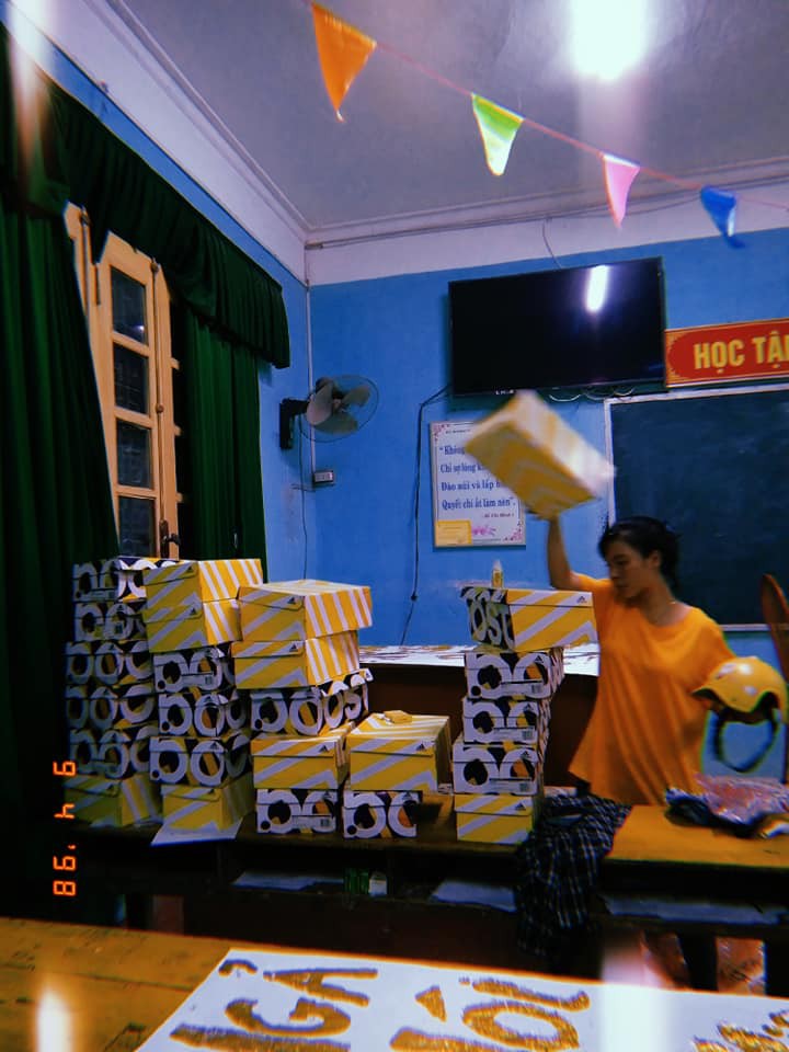 Chi tiền mua tận 25 đôi giày hiệu tặng con trai trong lớp, hội nữ sinh chịu chơi nhất thời đại đây rồi! - Ảnh 6.
