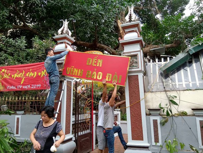 Hà Nội: Cây cổ thụ bất ngờ đổ sập xuống quán ăn, người dân hoảng loạn núp dưới gầm bàn cầu cứu - Ảnh 2.