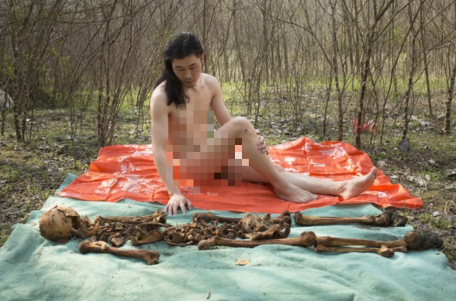 Nghệ sĩ Trung Quốc gây tranh cãi khi khoả thân chụp ảnh với hài cốt của cha vào Tết Thanh Minh - Ảnh 5.