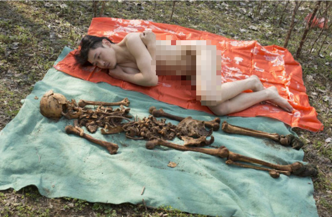 Nghệ sĩ Trung Quốc gây tranh cãi khi khoả thân chụp ảnh với hài cốt của cha vào Tết Thanh Minh - Ảnh 6.