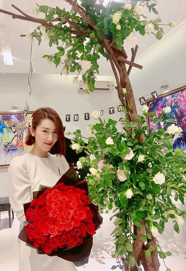 Nữ chính đanh đá nhất Gạo nếp gạo tẻ bật khóc khi được tổ chức sinh nhật trên phim trường - Ảnh 3.