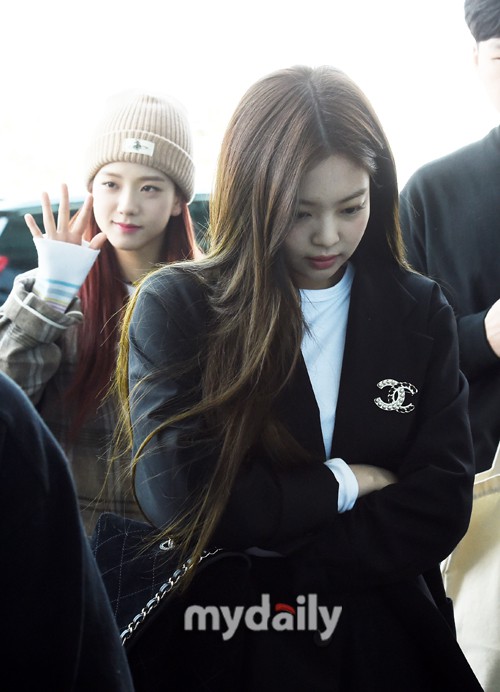 M&agrave;n đọ sắc gay cấn của d&agrave;n mỹ nh&acirc;n H&agrave;n: Black Pink si&ecirc;u xinh, nhưng Hyuna lại chiếm spotlight v&igrave; gương mặt đơ cứng - Ảnh 2.