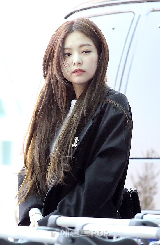 M&agrave;n đọ sắc gay cấn của d&agrave;n mỹ nh&acirc;n H&agrave;n: Black Pink si&ecirc;u xinh, nhưng Hyuna lại chiếm spotlight v&igrave; gương mặt đơ cứng - Ảnh 3.