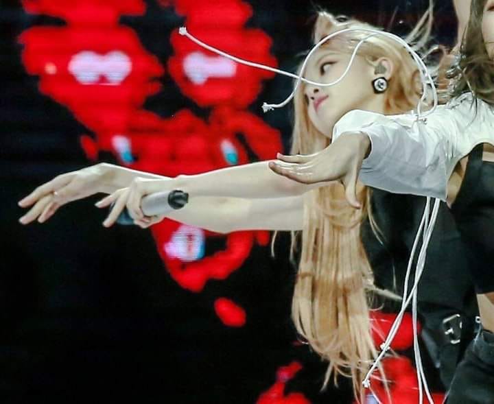Lisa và chiếc áo yêu nghiệt nhất tủ đồ của Black Pink: 1 người mặc, 3 người khổ - Ảnh 5.