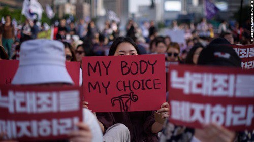 Hàn Quốc hợp pháp hóa phá thai sau lệnh cấm kéo dài 66 năm - Ảnh 1.
