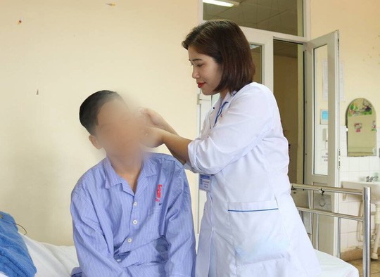  Sạc điện thoại b&ecirc;n gối, nam thanh ni&ecirc;n thủng m&agrave;ng nhĩ  - Ảnh 1.