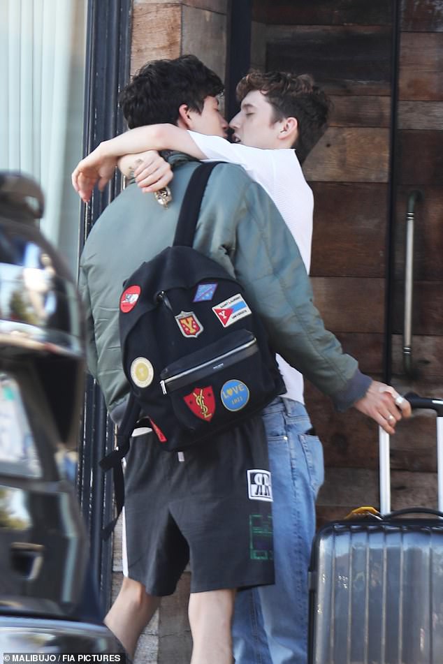 Loạt ảnh bỗng hot nhất hôm nay: Cặp đôi đồng tính đình đám showbiz ôm chầm xúc động, hôn mùi mẫn như phim ngôn tình - Ảnh 3.