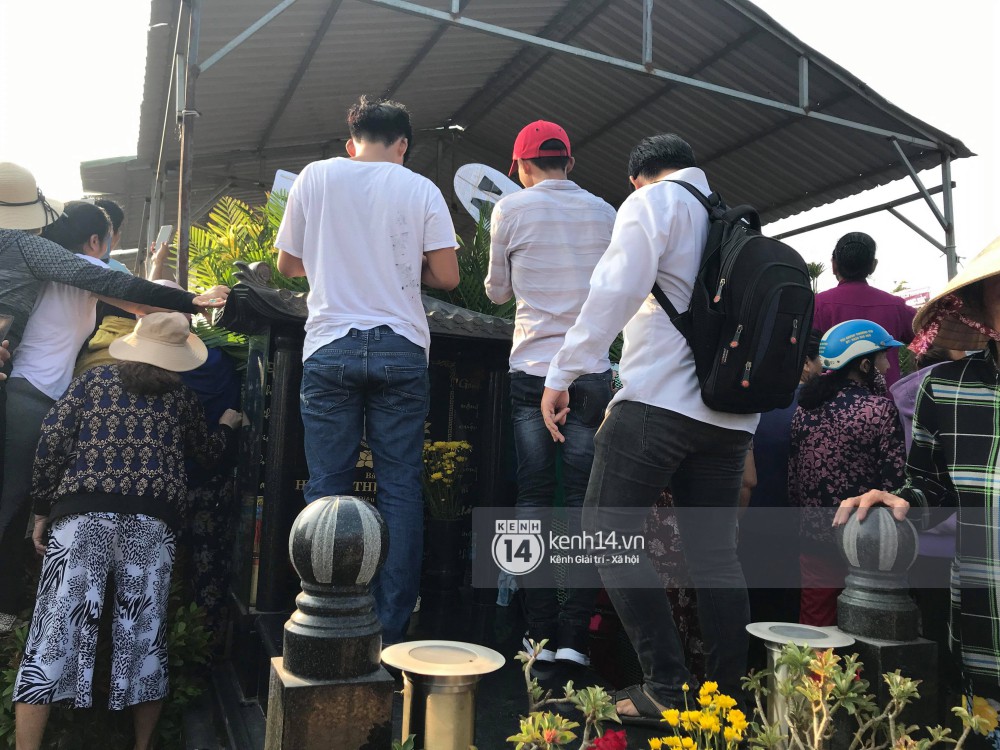 Đám đông chen lấn, giẫm đạp lên các mộ phần để tìm vị trí đẹp theo dõi tang lễ Anh Vũ - Ảnh 4. Đám đông chen lấn, giẫm đạp lên các mộ phần để tìm vị trí đẹp theo dõi tang lễ Anh Vũ - Ảnh 4.