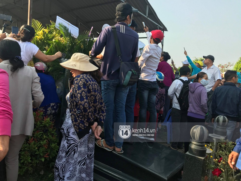 Đám đông chen lấn, giẫm đạp lên các mộ phần để tìm vị trí đẹp theo dõi tang lễ Anh Vũ - Ảnh 3. Đám đông chen lấn, giẫm đạp lên các mộ phần để tìm vị trí đẹp theo dõi tang lễ Anh Vũ - Ảnh 3.