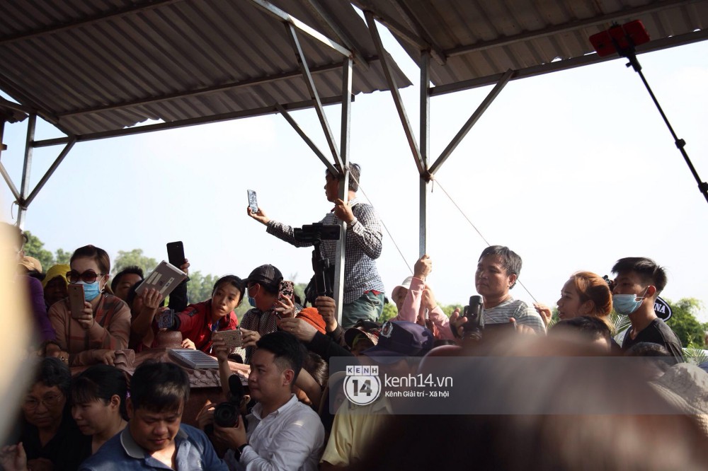 Đám đông chen lấn, giẫm đạp lên các mộ phần để tìm vị trí đẹp theo dõi tang lễ Anh Vũ - Ảnh 10. Đám đông chen lấn, giẫm đạp lên các mộ phần để tìm vị trí đẹp theo dõi tang lễ Anh Vũ - Ảnh 10.