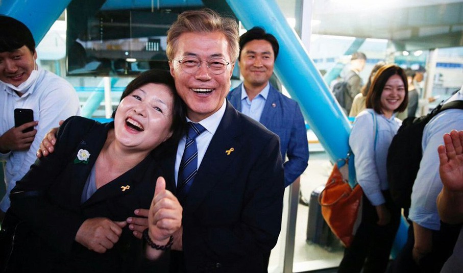 Mối tình lãng mạn của Tổng thống Hàn Quốc và vợ: Từ giảng đường đến chính trường, hơn 40 năm dài vẫn nắm chặt tay nhau - Ảnh 9.