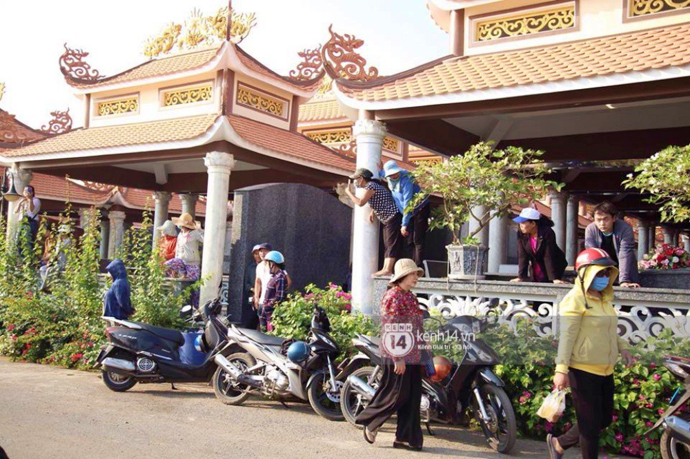 Đám đông chen lấn, giẫm đạp lên các mộ phần để tìm vị trí đẹp theo dõi tang lễ Anh Vũ - Ảnh 7. Đám đông chen lấn, giẫm đạp lên các mộ phần để tìm vị trí đẹp theo dõi tang lễ Anh Vũ - Ảnh 7.