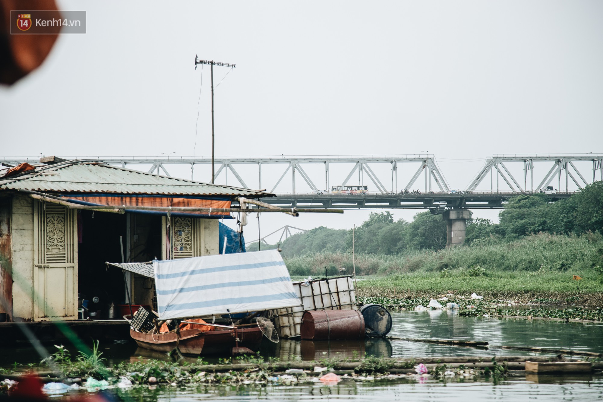 Cuộc sống lênh đênh trên thuyền của người lao động nhập cư ở Hà Nội: Chả có gì khó khăn, đông vui là chính - Ảnh 4.