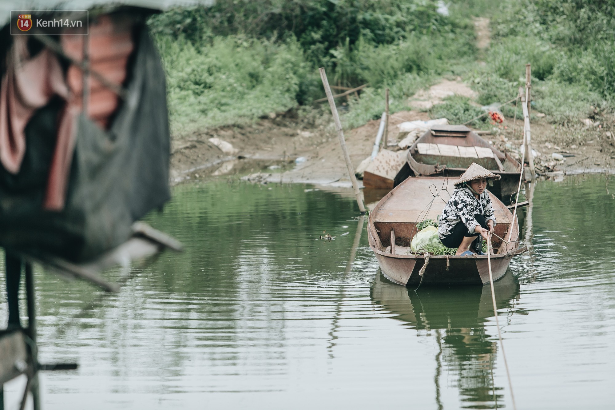 Cuộc sống lênh đênh trên thuyền của người lao động nhập cư ở Hà Nội: Chả có gì khó khăn, đông vui là chính - Ảnh 16.