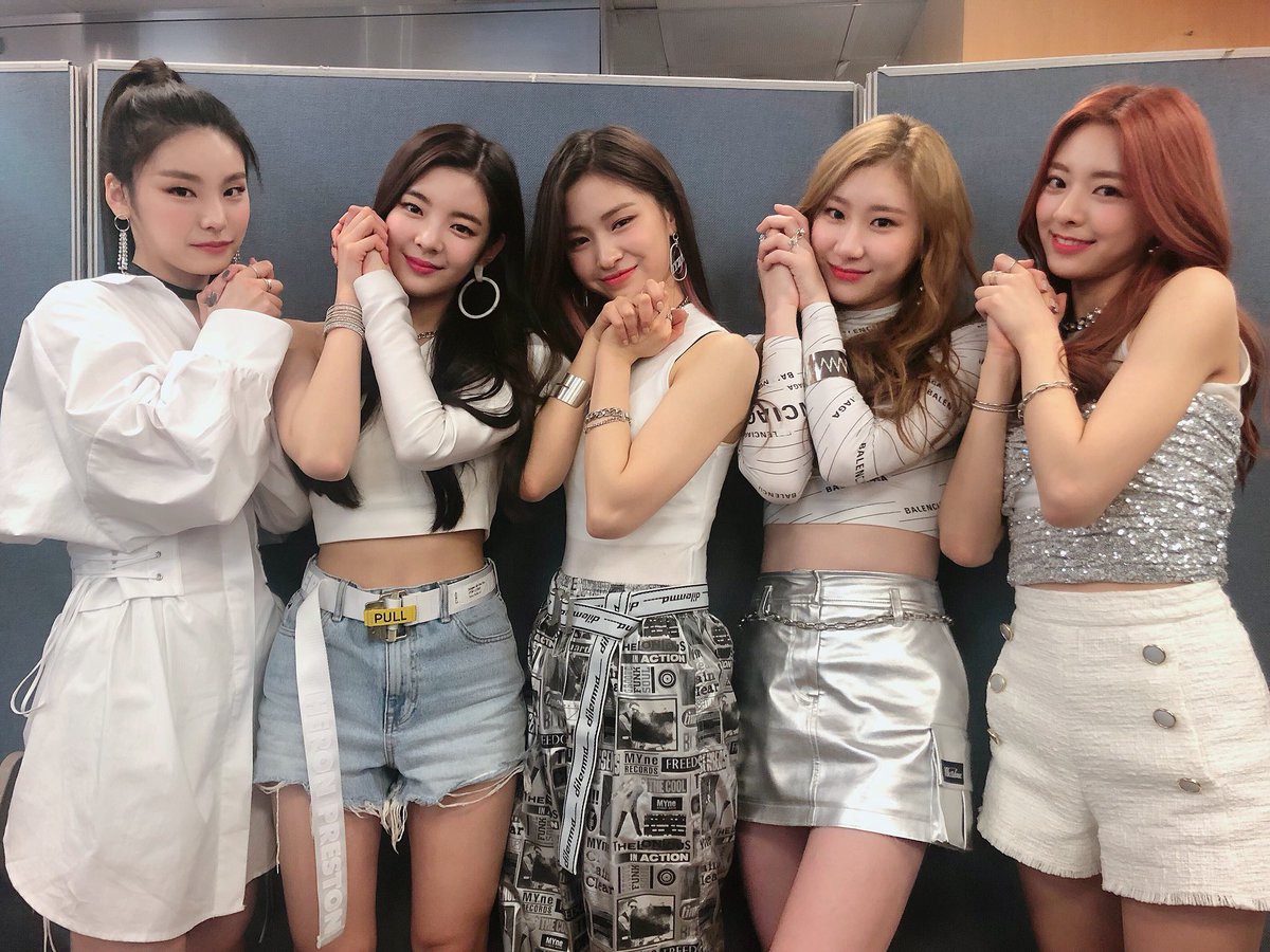 Netizen tò mò: 3 girlgroup Big3 đã thay nhau thống trị Kpop các năm từ 2016 đến 2018 thì 2019 này ai sẽ lên ngôi? - Ảnh 9. Netizen tò mò: 3 girlgroup Big3 đã thay nhau thống trị Kpop các năm từ 2016 đến 2018 thì 2019 này ai sẽ lên ngôi? - Ảnh 9.
