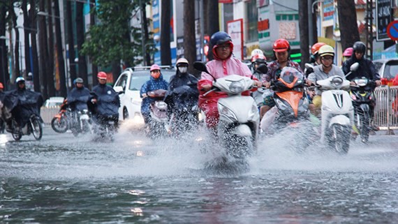 Mưa dông bao trùm, miền Bắc tạm hết nắng nóng trong hôm nay - Ảnh 1.