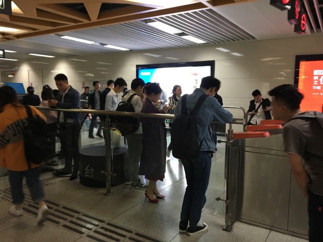 Trễ làm, tắc nghẽn giao thông tại một thành phố lớn của Trung Quốc vì một ứng dụng bị treo - Ảnh 2.