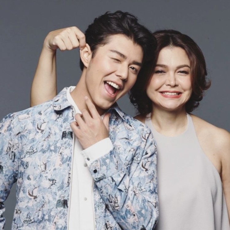 Những b&agrave; mẹ vừa nổi tiếng vừa gi&agrave;u c&oacute; của sao Th&aacute;i: Mẹ t&agrave;i tử Friendzone g&acirc;y bất ngờ, nhưng chưa bằng người cuối - Ảnh 22.