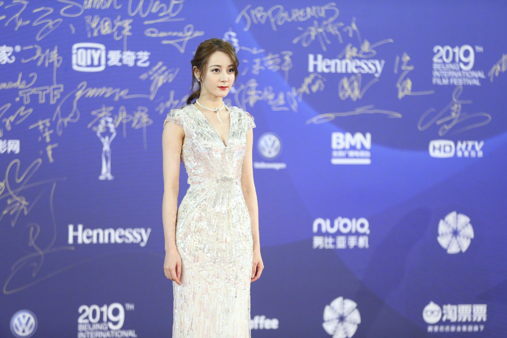 Red Carpet of the Beijing Film Festival: triple heat occupies the center of attention with a perfect body, slightly eliminating Angela Baby and Wu Yan Language - Photo 4.