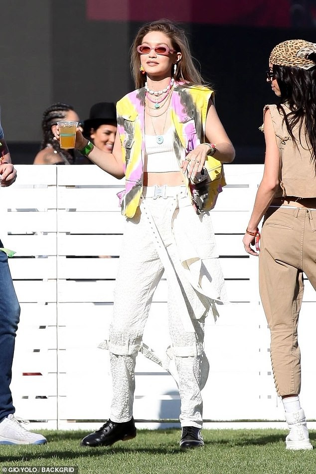 Dàn sao nổi tiếng thế giới quy tụ tại Coachella 2019: Selena đụng độ Hailey Bieber, Black Pink quá nổi giữa dàn sao - Ảnh 8.