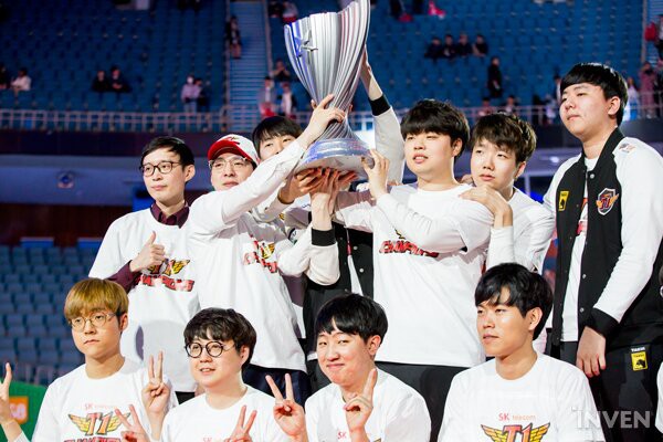 Chùm ảnh SKT lên ngôi vô địch, hạnh phúc nâng cao chiếc cúp LCK mới - Ảnh 10. Chùm ảnh SKT lên ngôi vô địch, hạnh phúc nâng cao chiếc cúp LCK mới - Ảnh 10.