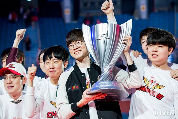 Chùm ảnh SKT lên ngôi vô địch, hạnh phúc nâng cao chiếc cúp LCK mới - Ảnh 12. Chùm ảnh SKT lên ngôi vô địch, hạnh phúc nâng cao chiếc cúp LCK mới - Ảnh 12.