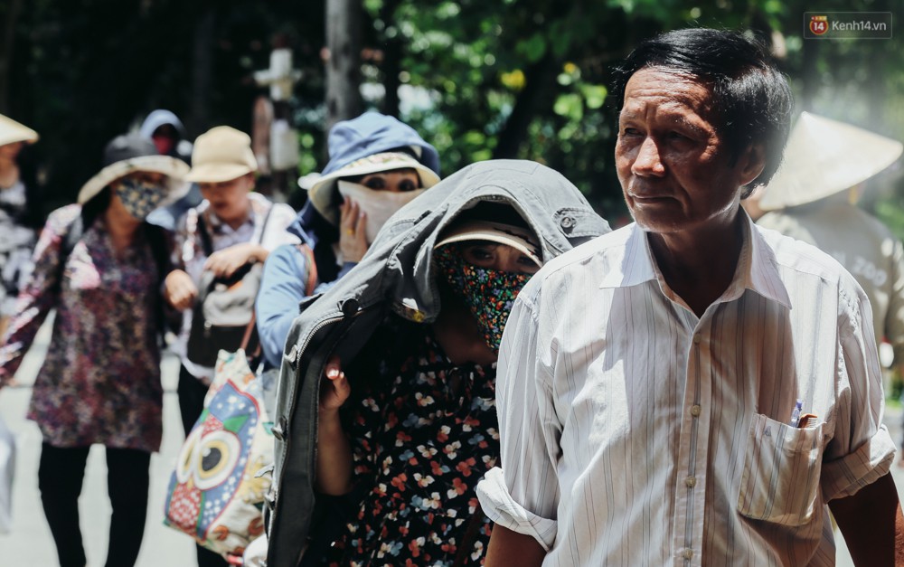 Hàng ngàn người đổ về khu vui chơi ở Sài Gòn trốn nắng nóng gần 40 độ trong ngày nghỉ lễ - Ảnh 10. Hàng ngàn người đổ về khu vui chơi ở Sài Gòn trốn nắng nóng gần 40 độ trong ngày nghỉ lễ - Ảnh 10.
