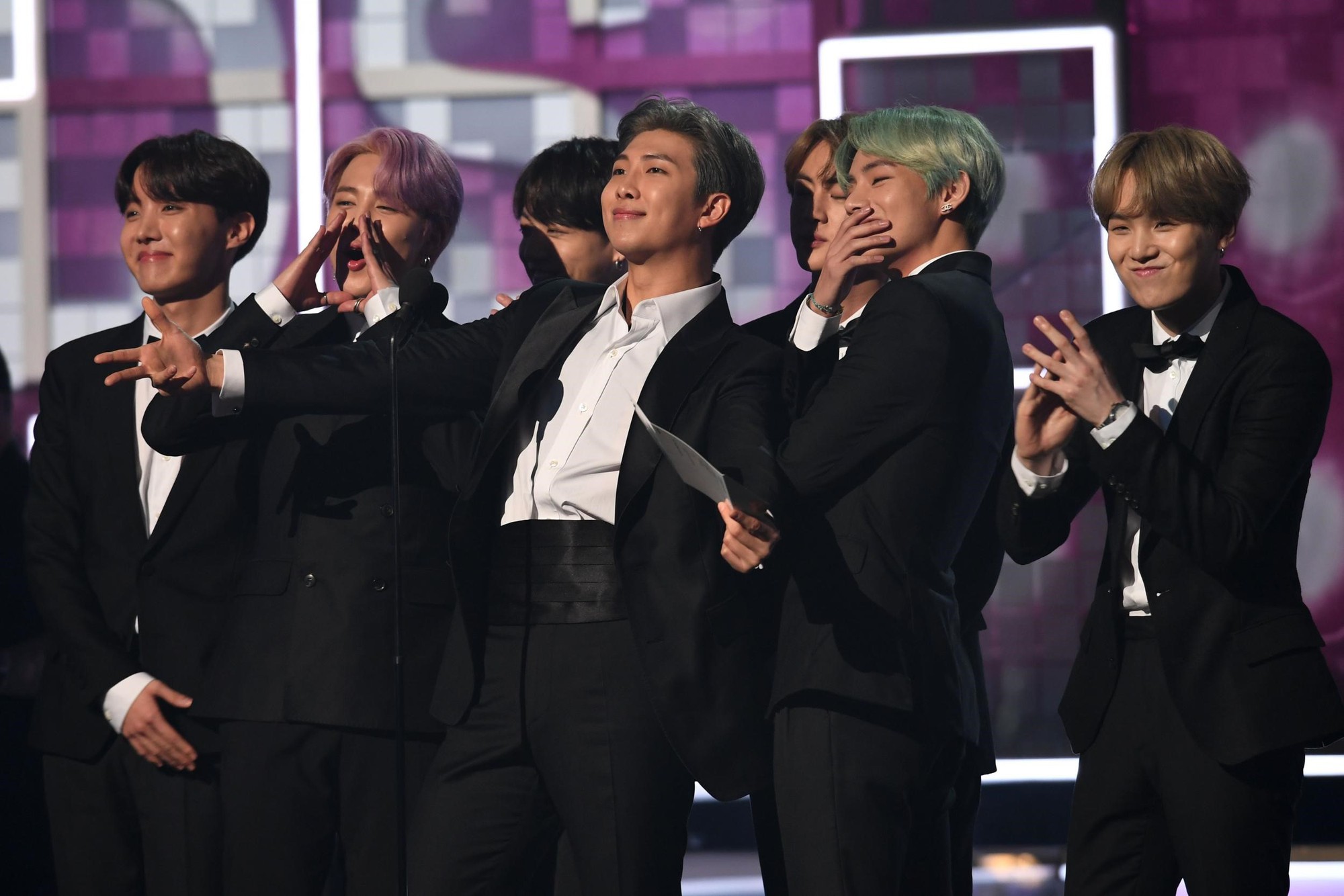 Từ IDOL cho đến Boy With Luv: Vì sao vũ trụ âm nhạc của BTS vẫn kiên trì đi ngược với thị hiếu khán giả Âu Mỹ? - Ảnh 1. Từ IDOL cho đến Boy With Luv: Vì sao vũ trụ âm nhạc của BTS vẫn kiên trì đi ngược với thị hiếu khán giả Âu Mỹ? - Ảnh 1.