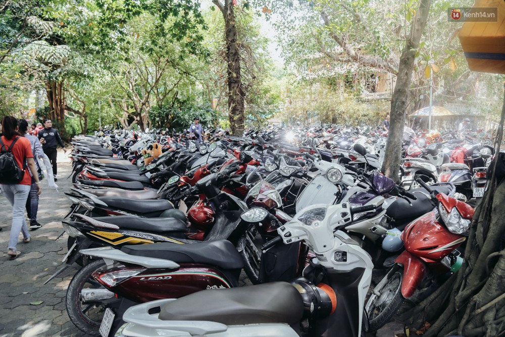 Hàng ngàn người đổ về khu vui chơi ở Sài Gòn trốn nắng nóng gần 40 độ trong ngày nghỉ lễ - Ảnh 1. Hàng ngàn người đổ về khu vui chơi ở Sài Gòn trốn nắng nóng gần 40 độ trong ngày nghỉ lễ - Ảnh 1.